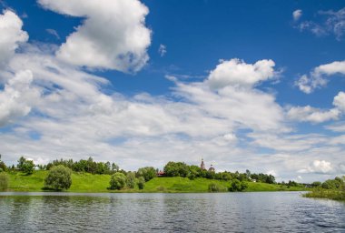 Göl boyunca ağaçlar çevrilidir