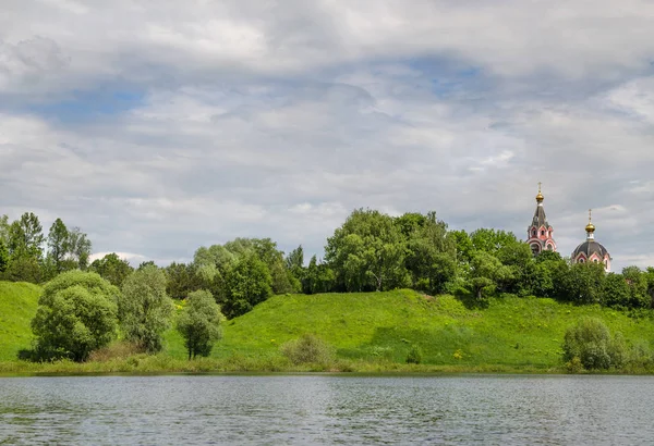 Jezero je obklopeno stromy na březích — Stock fotografie