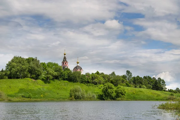 Jezero je obklopeno stromy na březích — Stock fotografie