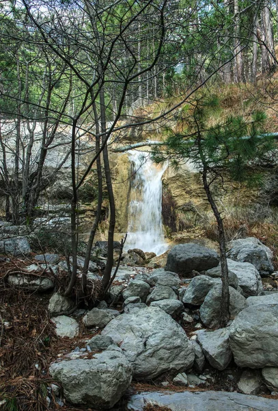 Piccola cascata nelle montagne di Crimea — Foto Stock