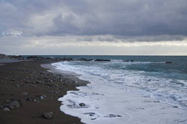 Kışın Karadeniz 'de sörf