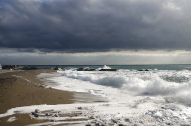 Kışın Karadeniz 'de sörf