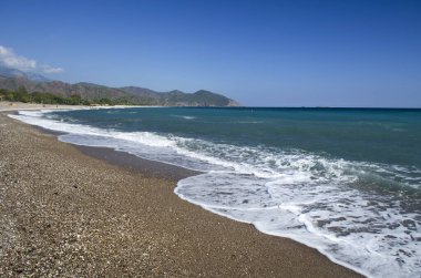 Türkiye'de Akdeniz kıyısında Çakıl Plajı