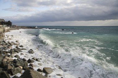 Gün batımında Karadeniz. Karanlık sahilde sörf