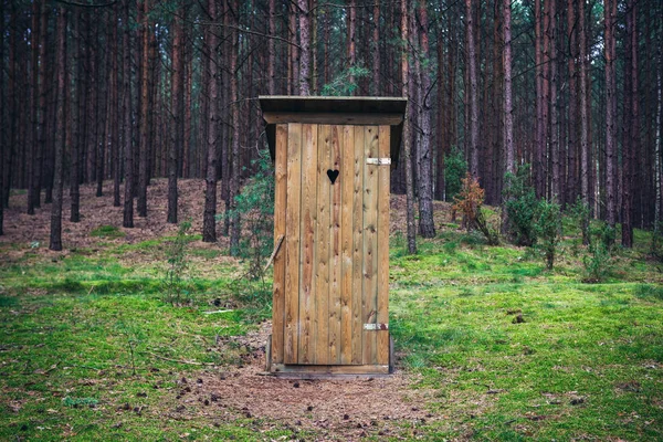 Toilette im Wald — Stockfoto
