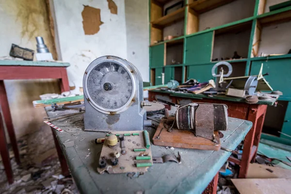 Alte Schule in der Zone der Entfremdung — Stockfoto