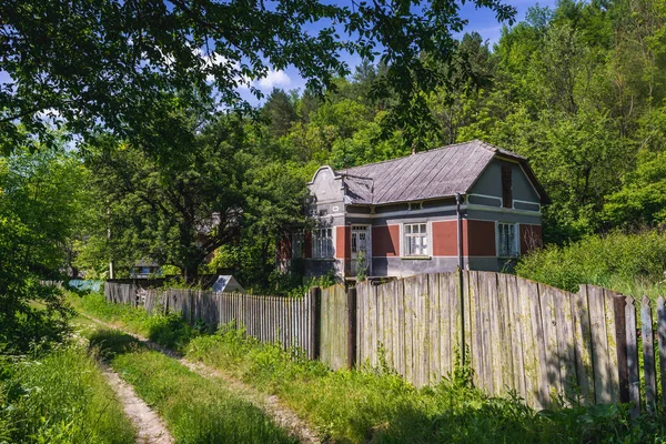 议院在乌克兰村庄 — 图库照片