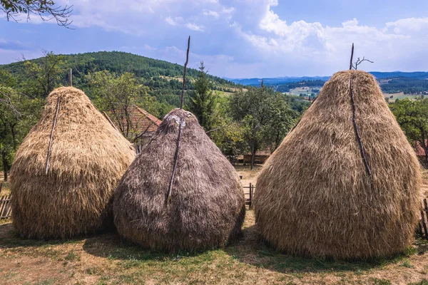 Haystacks Szerbiában — Stock Fotó