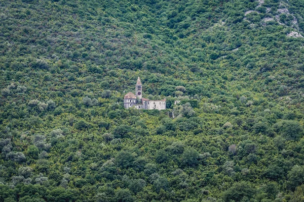 Руины церкви в Черногории — стоковое фото