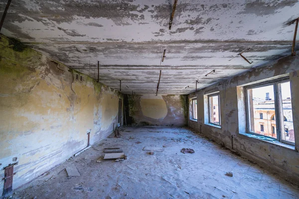 Interior abandonado do edifício — Fotografia de Stock