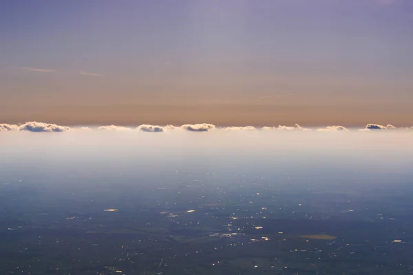 Bulutların üzerinde uçuş — Stok fotoğraf