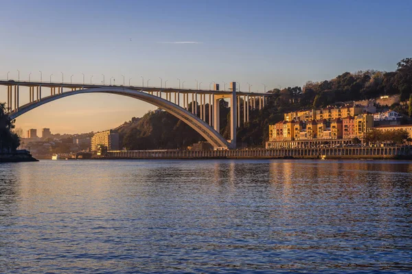 Мост через реку Дору в Порту — стоковое фото