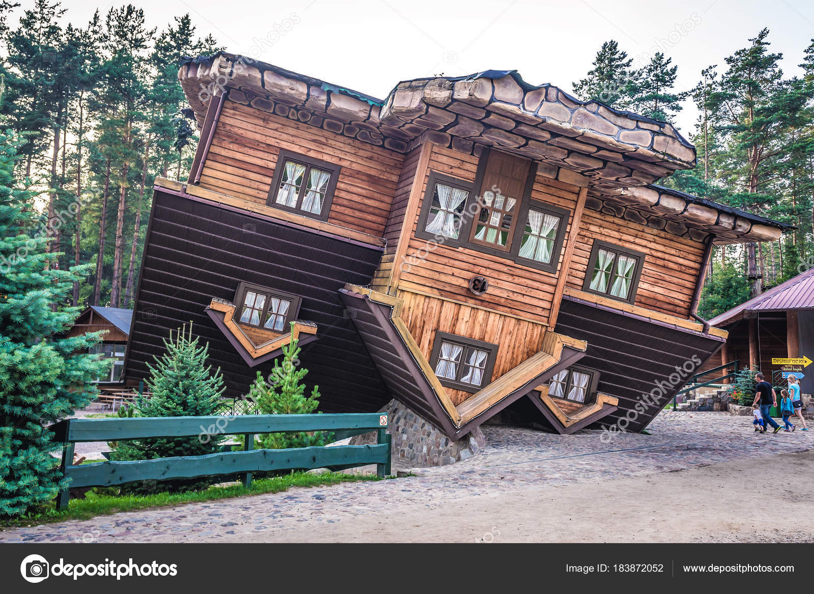 Kopfüber stehendes Haus in Polen — Redaktionelles