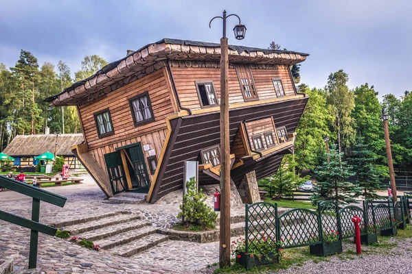 Догори ногами будинку в Польщі — стокове фото