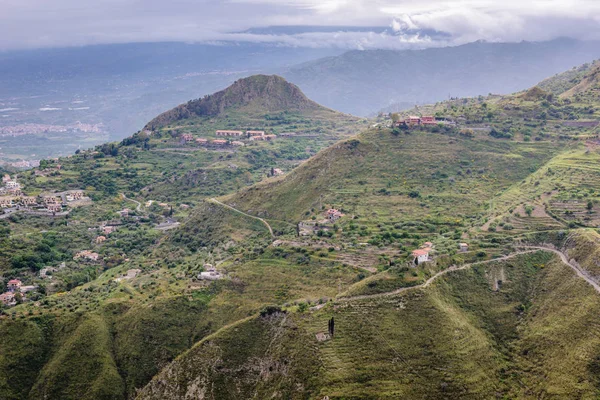 Zöld dombok körül Castelmola Szicília-szigeten — Stock Fotó