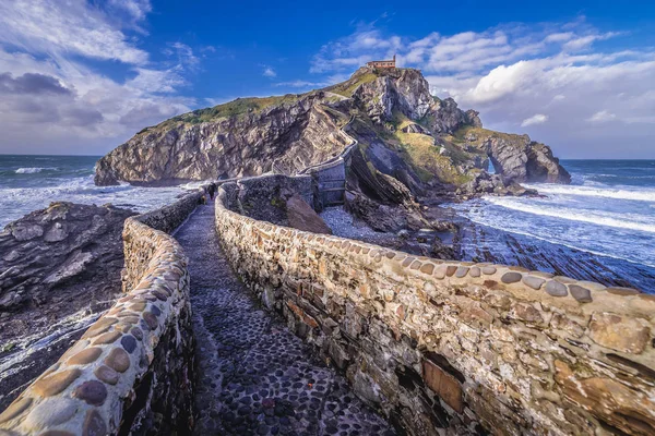 Gaztelugatxe Adası 'nda inziva — Stok fotoğraf