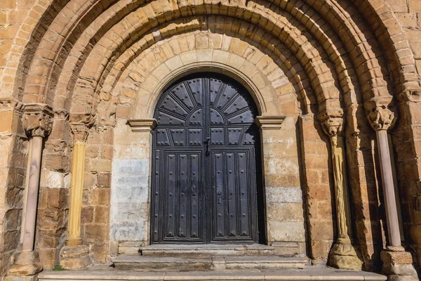 Medverkande kyrka i Santillana del Mar — Stockfoto