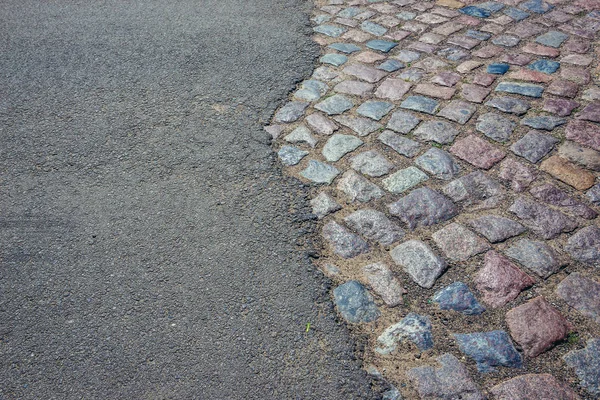 石畳とアスファルト道路 — ストック写真