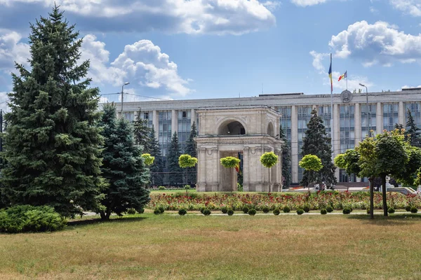 Arc de triomphe dans la ville de Chisinau — Photo