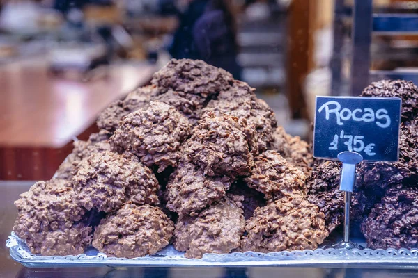 スペインのバスク地方のドノスティア Donostia とも呼ばれるサン セバスティアン市の店で作られたチョコレート ロック ケーキ — ストック写真