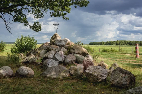 Cruz Una Piedra Junto Réplica Del Castillo Medieval Kiermusy Pequeño — Foto de Stock