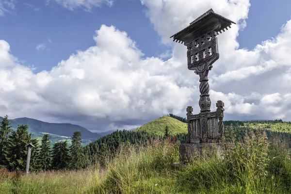 プリズロップ山の修道院の隣の木製の十字架は マラムールとブコビナ地域 ルーマニアの国境に渡します — ストック写真