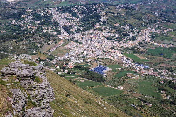 イタリアのシチリア島エリーチェ山のエリーチェ町から見たバルデリーチェ町 — ストック写真