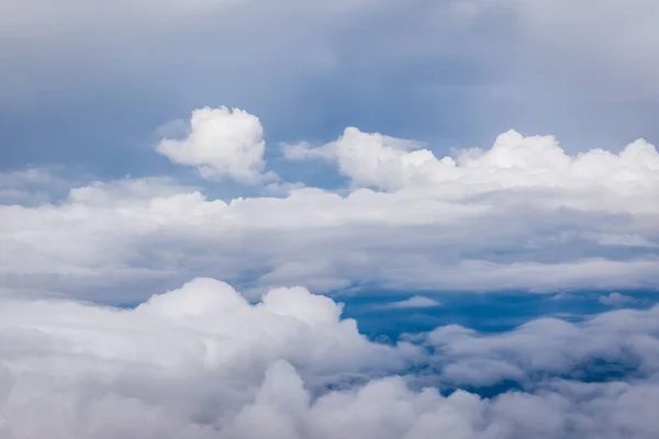 飛行機の窓から見た白い雲 — ストック写真