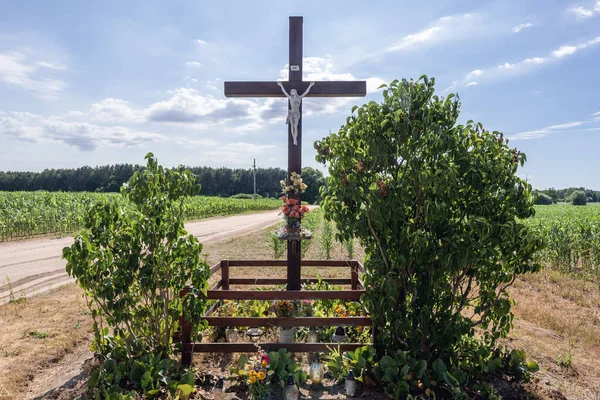 ポーランドのポズナン市付近に木製の十字架を持つ沿道の神社 — ストック写真