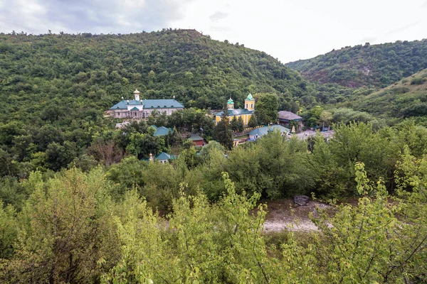 몰도바 의사하 언덕에서 바라본 사하르나 수도원 — 스톡 사진