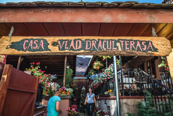 Sighisoara Rumania Julio 2016 Entrada Restaurante Casa Vlad Dracul Casco — Foto de Stock