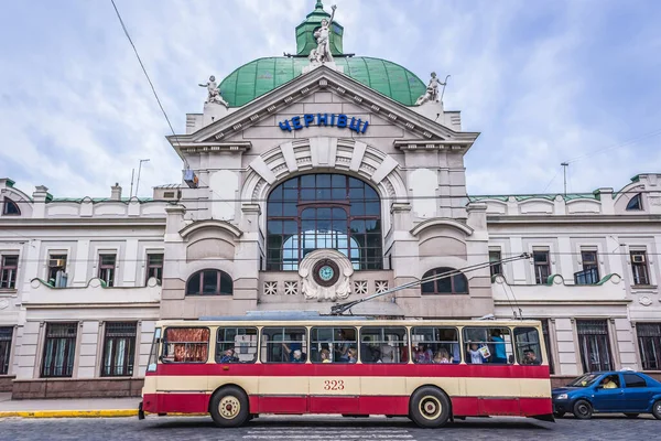 Černovice Ukrajina Června 2017 Veřejný Autobus Před Hlavním Nádražím Městě — Stock fotografie