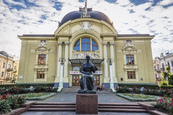 Chernivtsi Ucrania Junio 2017 Monumento Olha Kobyliansk Frente Teatro Música — Foto de Stock