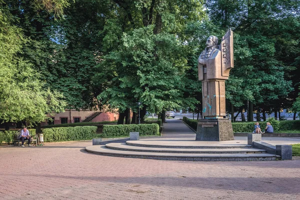 Tchernivtsi Ukraine Juin 2017 Sculpture Iouri Fedkovitch Dans Ville Tchernivtsi — Photo