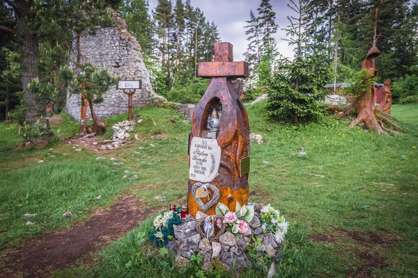 クラストリスコ地域にあるスロバキア パラダイス公園に関連する人々に捧げられた象徴的な墓地 — ストック写真
