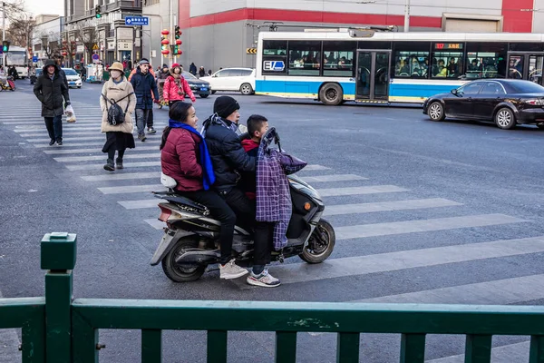 Beijing China February 2019 Family Rides Motor Scooter Street Beijing — Stock Photo, Image
