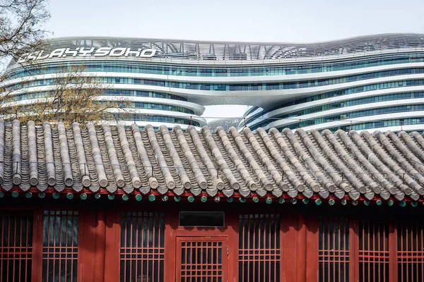 Pechino Cina Febbraio 2019 Contrasto Architettonico Nella Città Pechino Tempio — Foto Stock