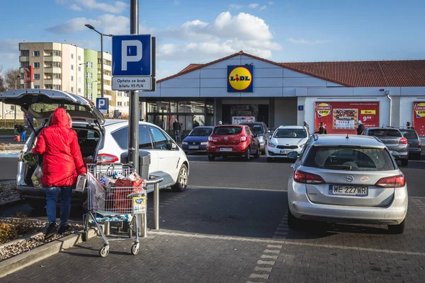 바르샤바 폴란드 2020 이상점내의 사람들 하기로 슈퍼마켓 앞에서 줄이서 — 스톡 사진