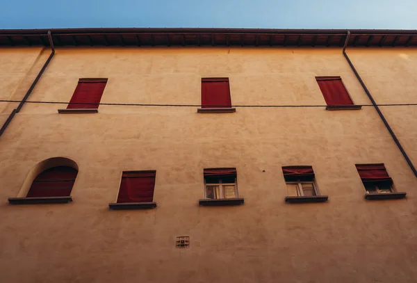 Fachada Edifício Antigo Com Cortinas Vermelhas Parte Histórica Cidade Bolonha — Fotografia de Stock