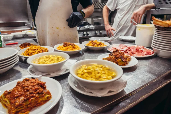 Włoskie Jedzenie Serwowane Restauracji Zabytkowej Części Miasta Bolonia Włochy — Zdjęcie stockowe