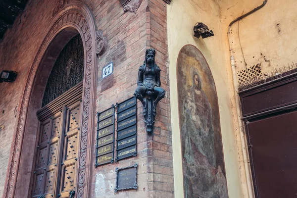イタリア ボローニャ 2019年9月29日 ボローニャの歴史的地区にある古い建物の神秘的な小さな悪魔像 — ストック写真