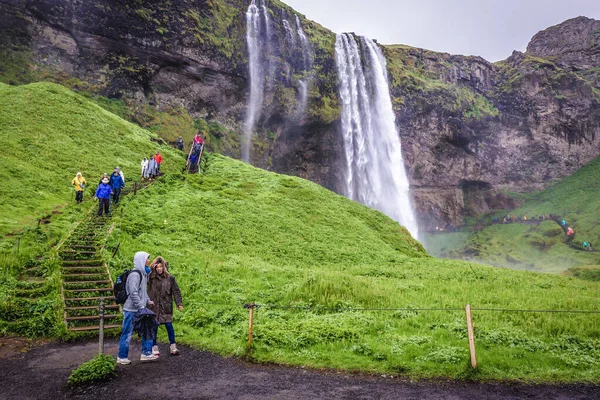 Déli Régió Izland Június 2018 Emberek Lépcsőn Híres Seljalandsfoss Vízesés — Stock Fotó