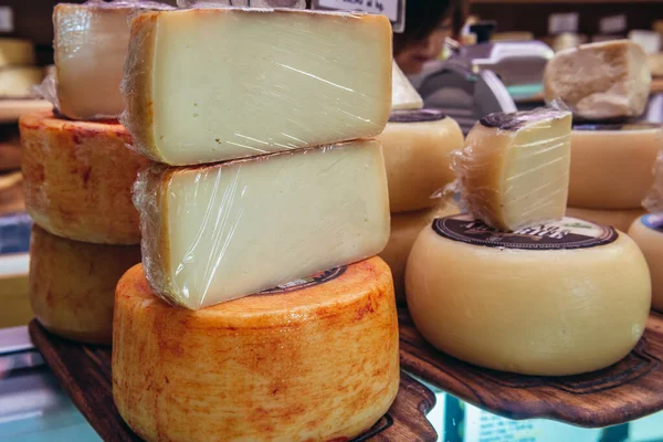 イタリア ボローニャ 2019年9月30日 ボローニャの歴史的地区にあるAntica Formaggeria Bernadi店のチーズ — ストック写真