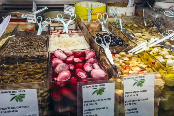 Bolonha Itália Setembro 2019 Variedade Alimentos Marinados Mercado Alimentos Cobertos — Fotografia de Stock