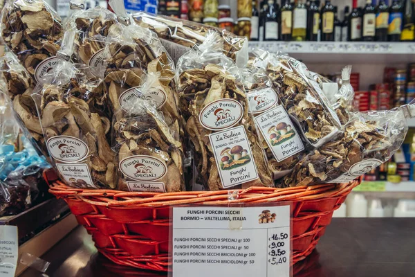 Bologna Italië September 2019 Gedroogde Paddestoelen Verkoop Overdekte Voedselmarkt Genaamd — Stockfoto