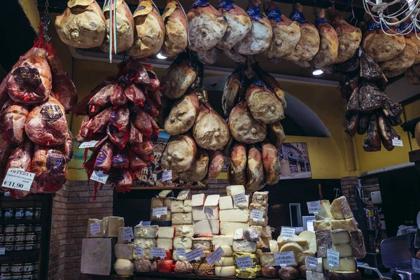 イタリアのボローニャ 2019年9月30日 ボローニャ市の歴史的な地域で屋根付き屋内食品市場での販売のためのProsciutto — ストック写真