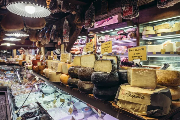 イタリア ボローニャ 2019年9月30日 屋内屋根付き食品市場での販売のためのチーズ付き食品店の内部ボローニャ市の歴史的な部分にあるMercato Mezzo — ストック写真