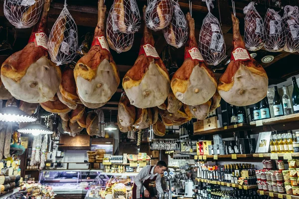 イタリアのボローニャ 2019年9月30日 屋根付き屋内食品市場での販売のためのProsciuttoボローニャ市の歴史的な部分でMercato Mezzo — ストック写真