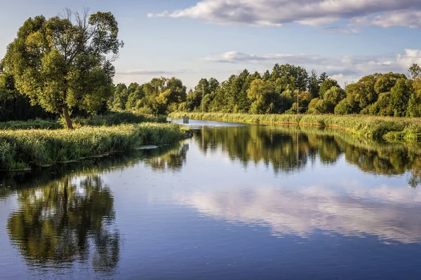 Nubes Reflejándose Río Biebrza Vista Desde Debowo Lock Cerca Aldea — Foto de Stock