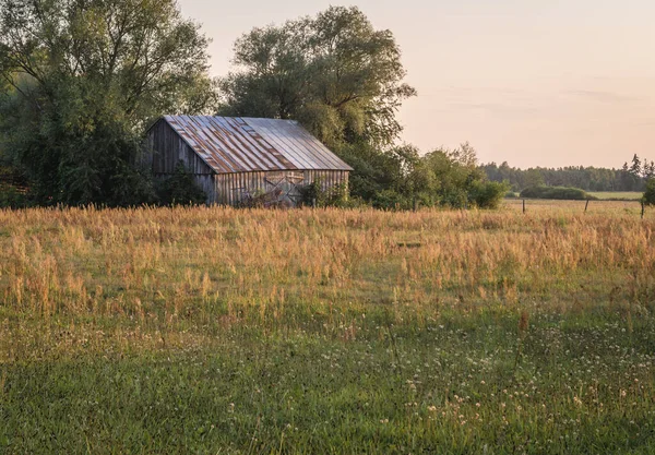 波兰Masovia地区草地和木制谷仓的夜景 — 图库照片